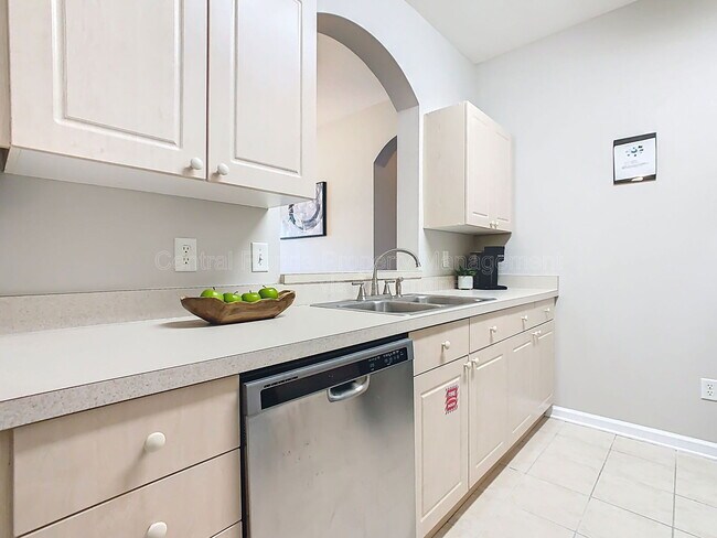 Building Photo - 2300 Silver Palm Dr