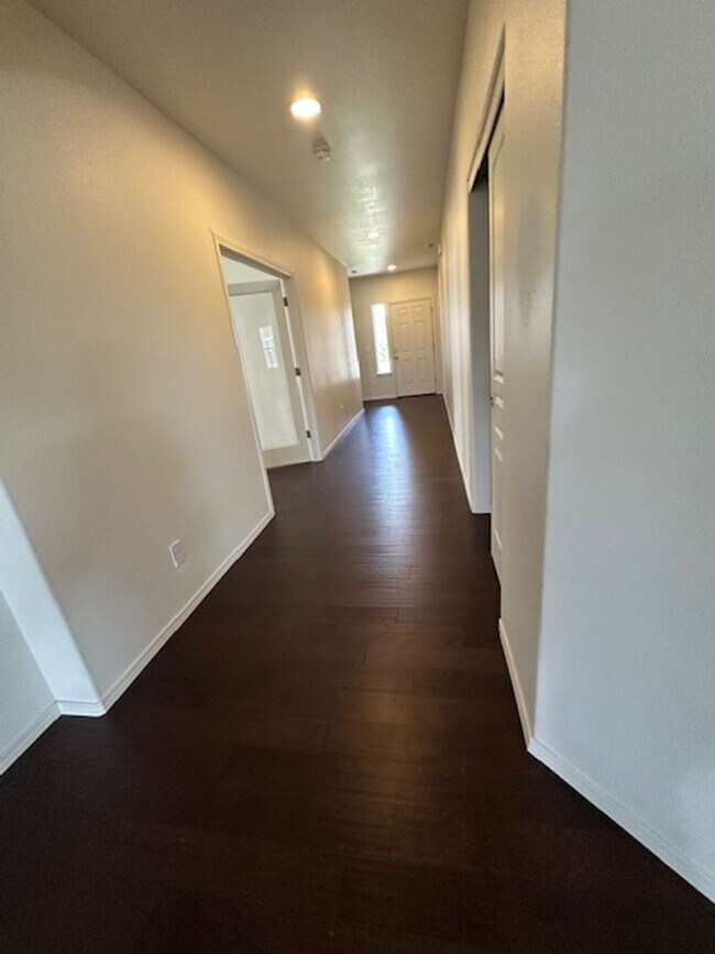 Building Photo - Spacious 3-Bedroom Home with Dedicated Off...