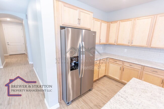 Building Photo - 15243 W Latham St