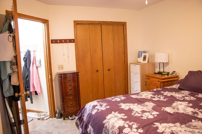 Building Photo - Very Well Maintained Apartment - One Floor...