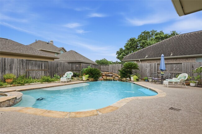 Building Photo - 1010 Bringewood Chase Dr