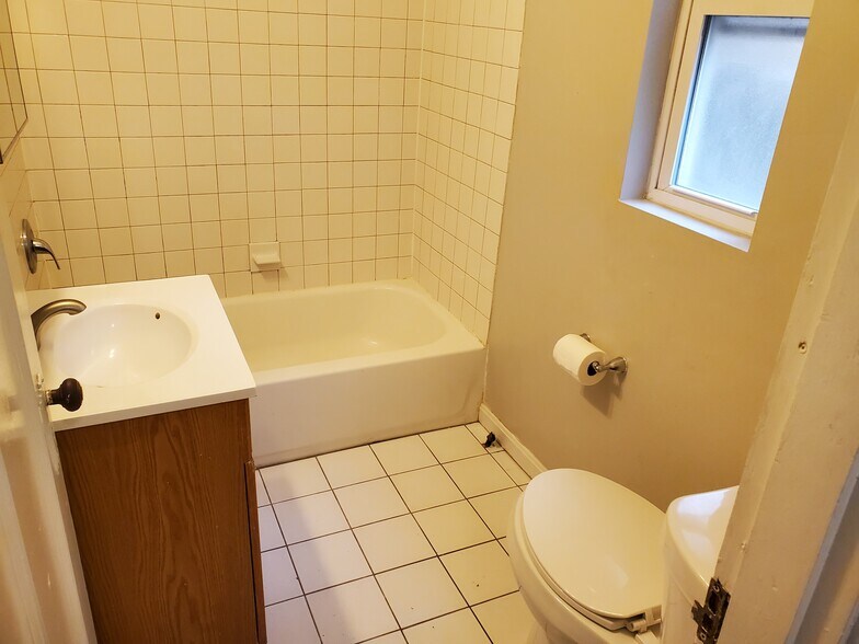 Building Photo - 2363 Ravine St