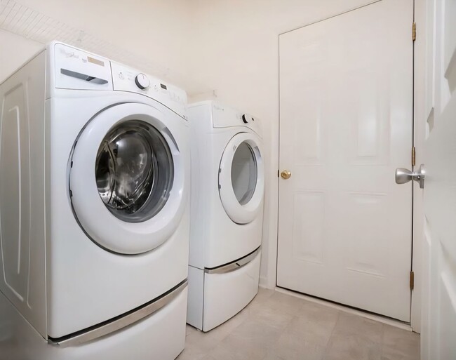 Building Photo - Spacious End-Unit Townhome for Rent in Mer...