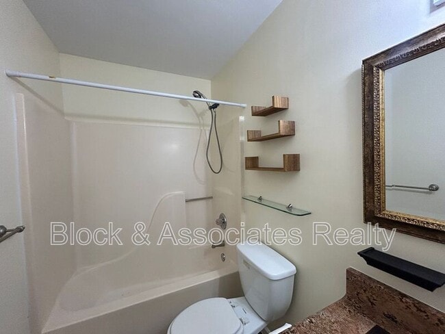 Building Photo - 808 Circle Dr