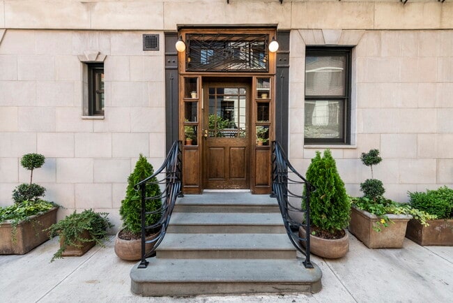 Building Photo - 57 Thompson St