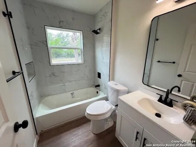 Building Photo - Charming 3-Bedroom Home in Wilshire Neighb...