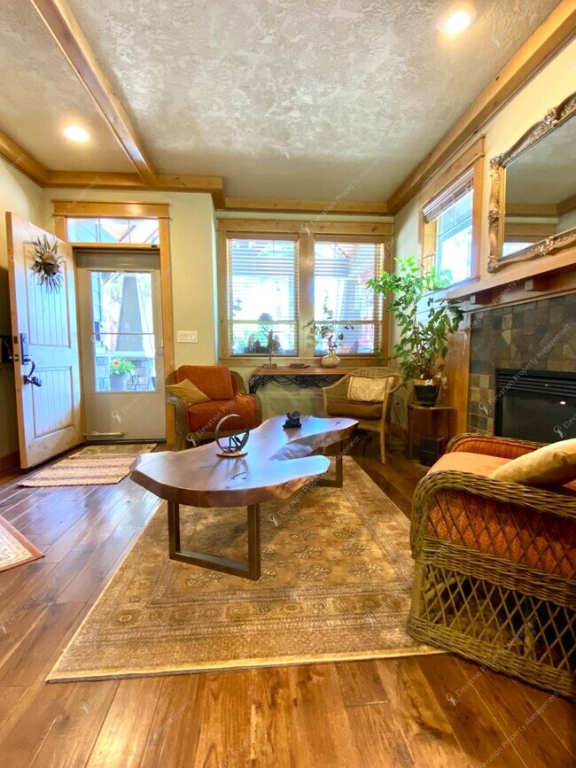 Building Photo - *Coming Soon* Charming Old Bend Rental | 3...