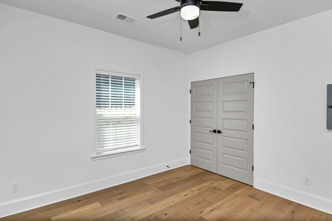 Building Photo - Pre-Leasing for the 26-27 School Year! - N...
