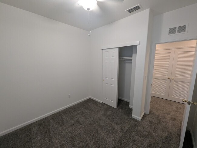 Building Photo - 910 Sierra View Cir