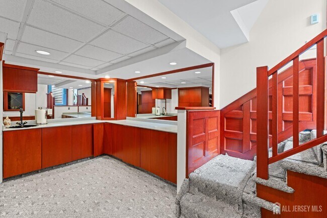 Building Photo - 130 Sayre Dr