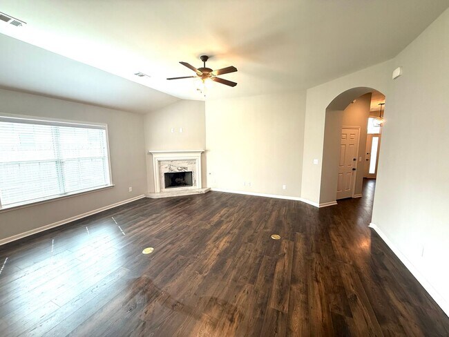 Building Photo - ** 3 Bed 2 Bath located in StoneyBrooke Pl...