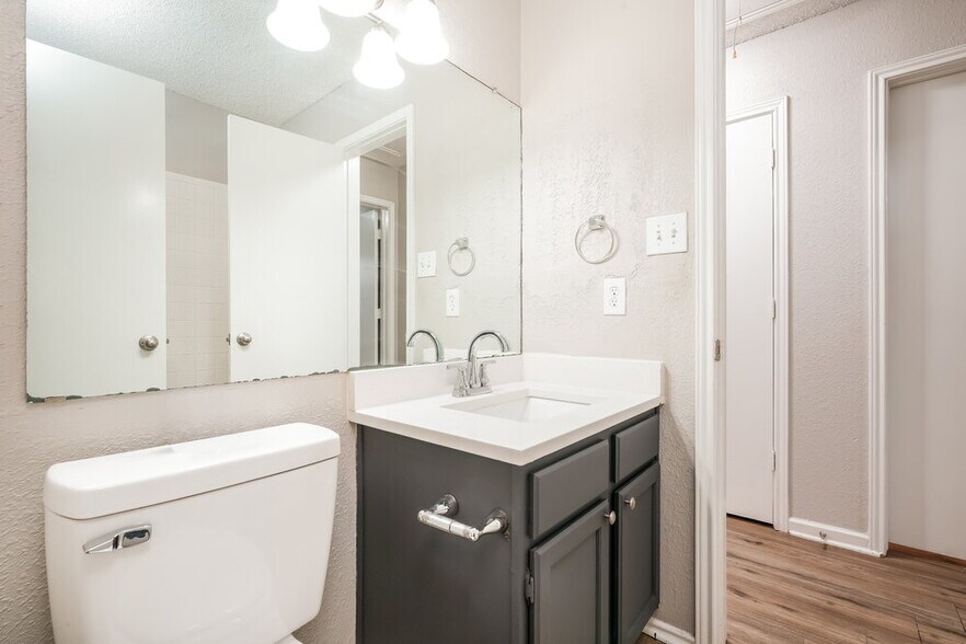 Building Photo - 1307 Jasmine Dr