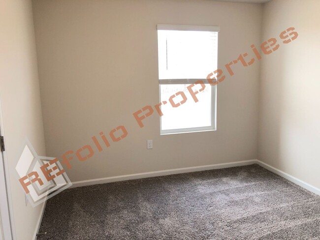 Building Photo - Beautiful 3 Bedroom, 2.5 Bath house w/ 2 C...