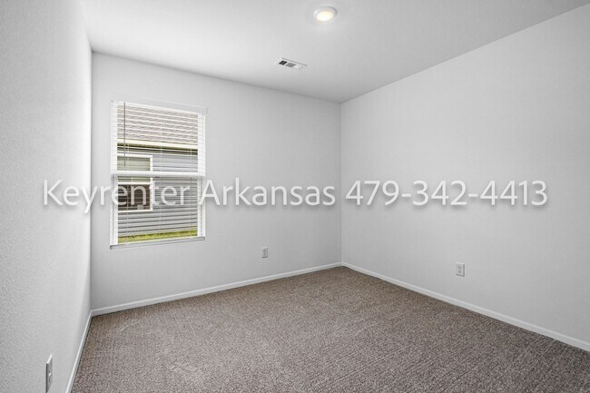Building Photo - Stunning Newer Construction in Fayetteville!