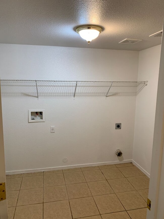 Building Photo - Beautiful 4 Bedroom 3 bath home in Merced!