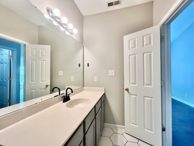 Building Photo - UPDATED 1 STORY TOWNHOME!