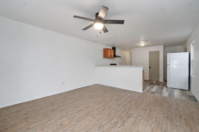 Building Photo - 513 S Broadway Ave