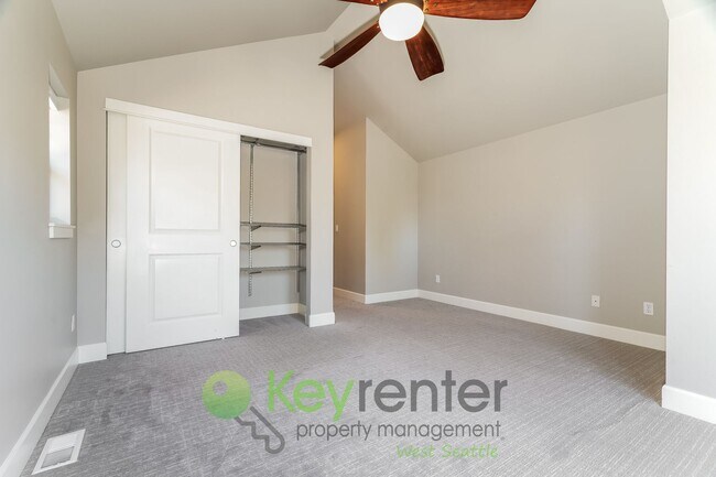 Building Photo - Modern 3 Bedroom with Office Space, Balcon...