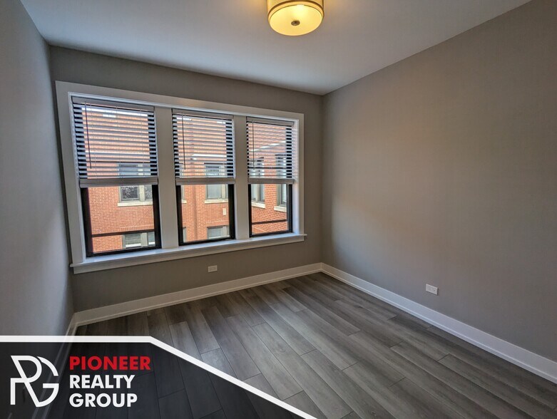 Building Photo - 3943 N Janssen Ave