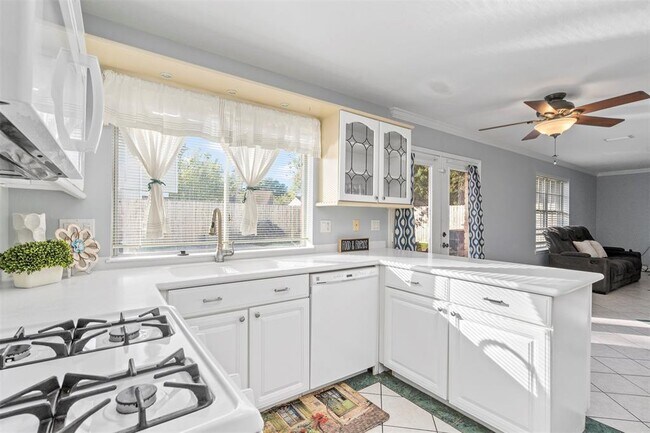 Building Photo - 9942 Villa Verde Dr