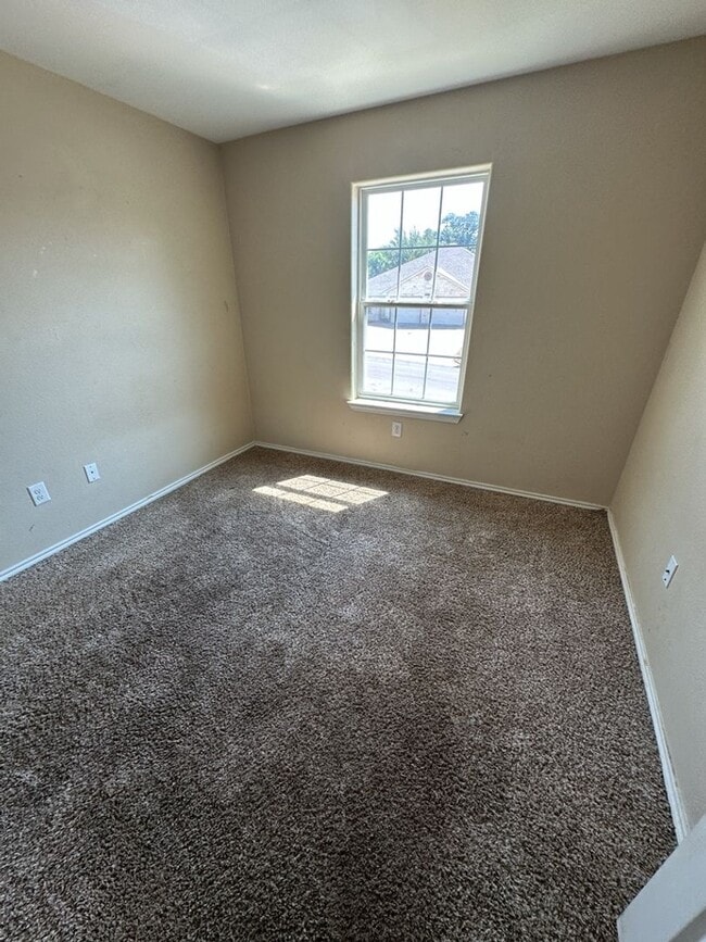 Building Photo - AVAILABLE NOW!