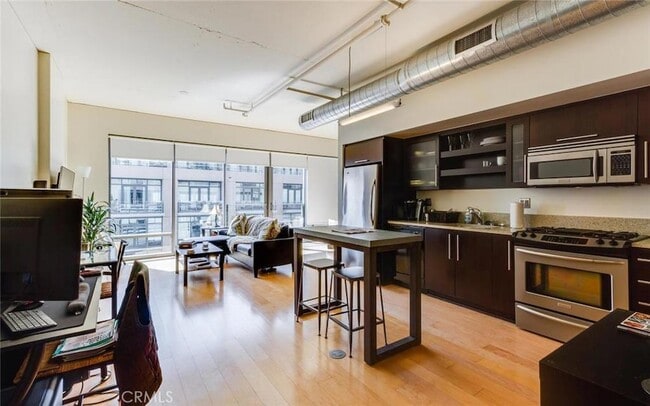 Building Photo - 1100 S Hope St