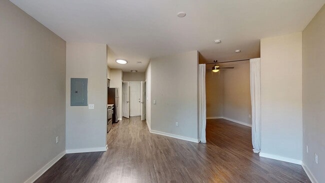 Building Photo - Cozy Studio Apartment in Vibrant Wedgewood...