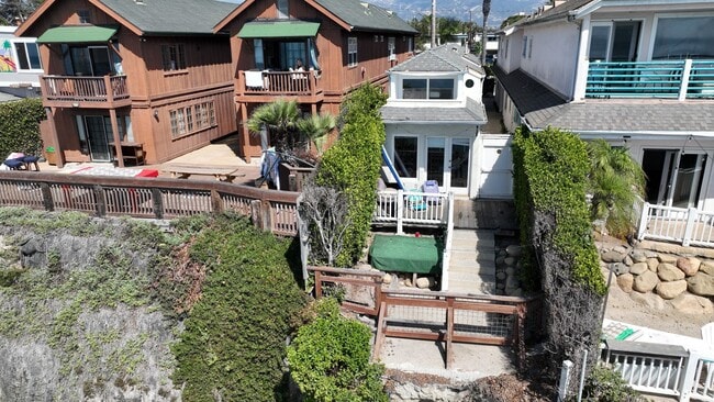 Building Photo - 6581 Del Playa Dr