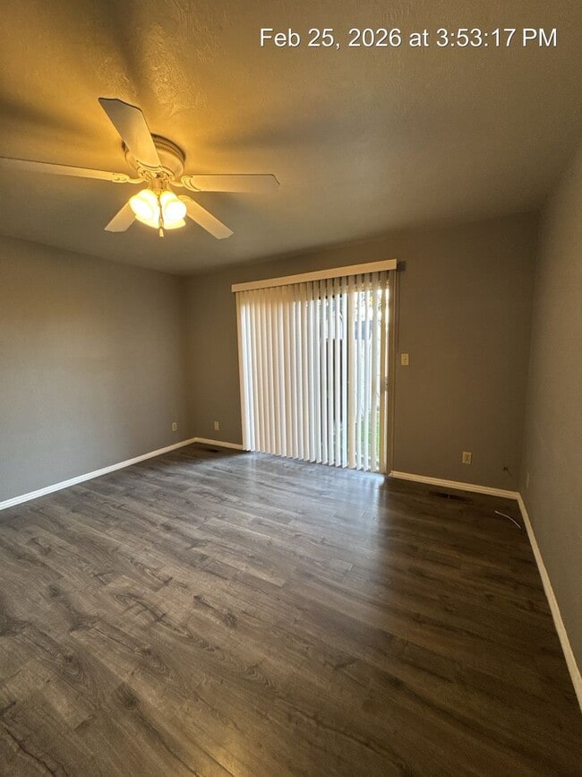 Building Photo - Charming Home Available Now !