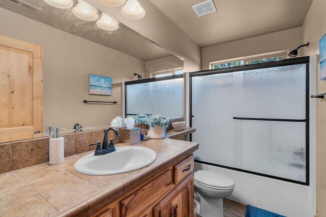 Building Photo - 3 Bed 2.5 bath plus Office/den-Townhome-Ri...