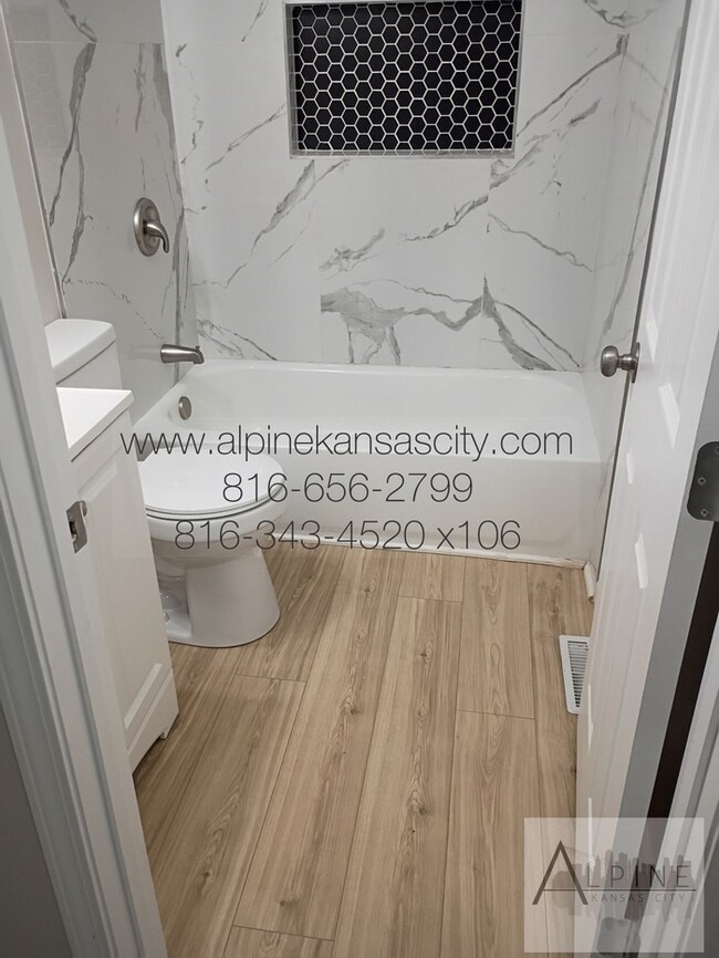 Building Photo - Beautiful Midtown Rehab! Open Layout!