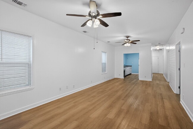 Building Photo - Cozy bungalow close to everything