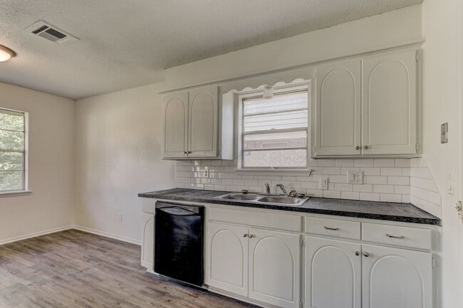 Building Photo - Cozy & Stylish Living Near ESA Park with F...