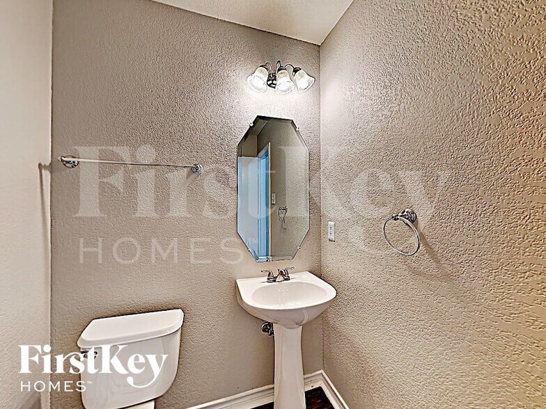 Building Photo - 5423 Montague Ln