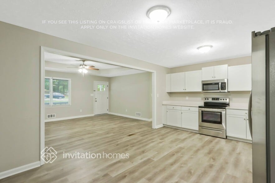 Building Photo - 300 E Country Woods Dr