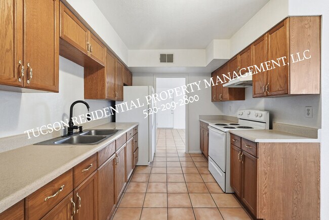 Building Photo - 2402 S Calle Yucatan