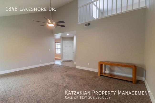 Building Photo - 1846 Lakeshore Dr