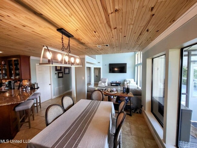 Building Photo - Riverfront Living with Private Boat Launch