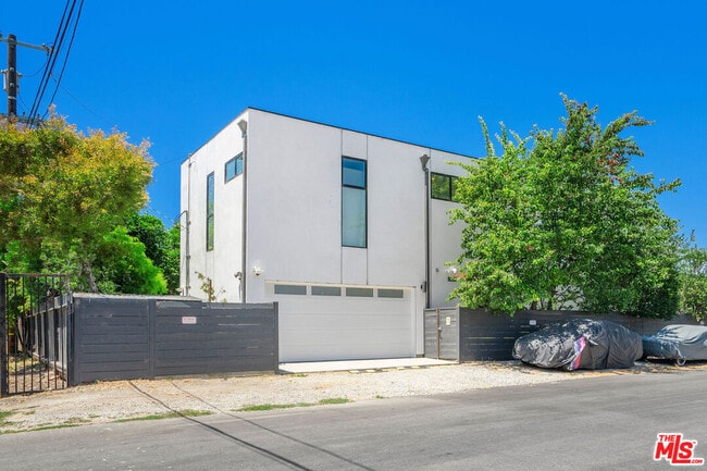Building Photo - 870 Rose Ave