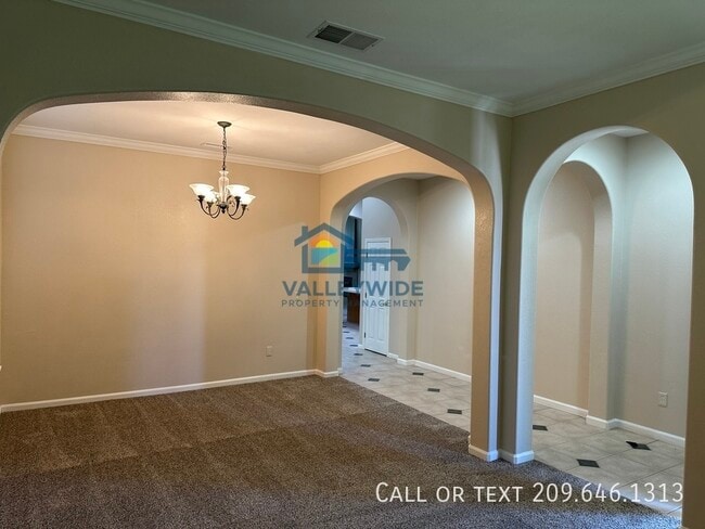 Building Photo - 2555 Crestmore Cir