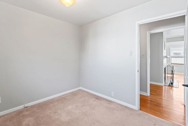Building Photo - Pet Friendly 3Bd/2Ba Single-Family Home