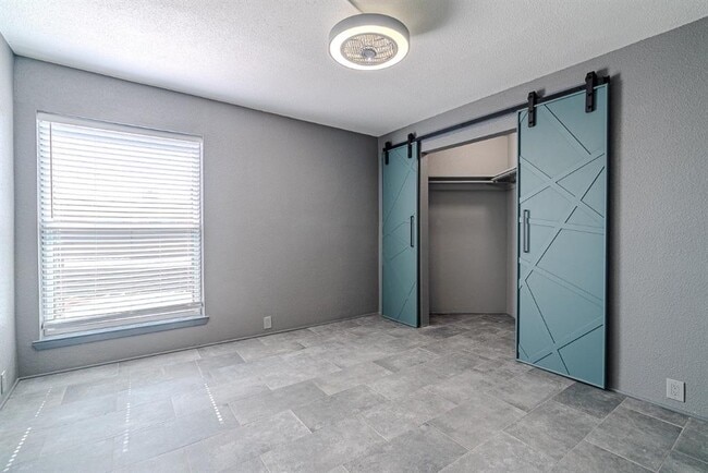 Building Photo - 3303 W Greenridge Dr