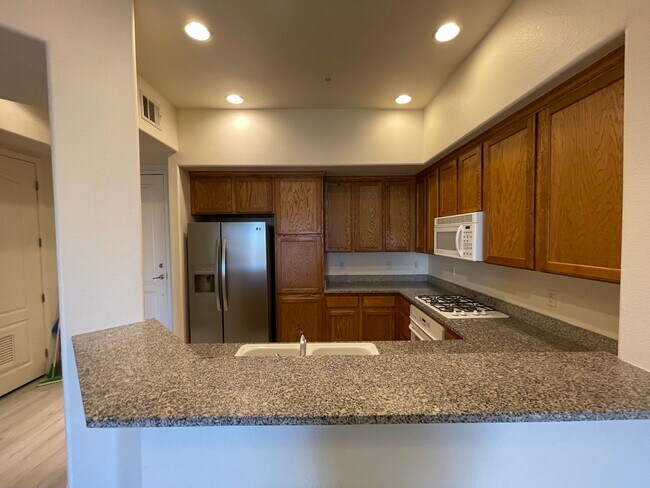 Building Photo - Available NOW!-2 Bedroom Unit in Manhattan Guard Gated Community!