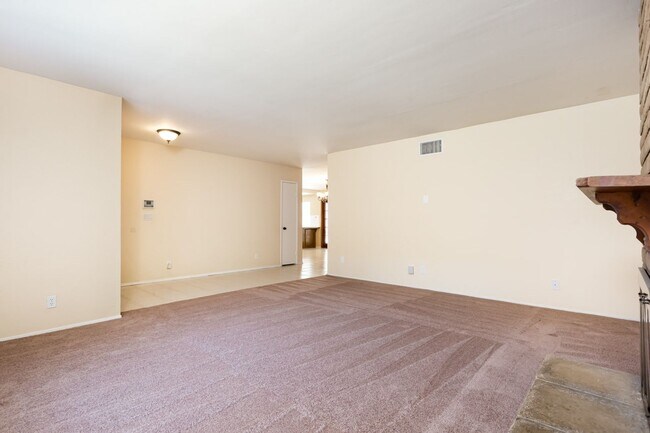 Building Photo - Traditional Home in North Fletcher Hills!