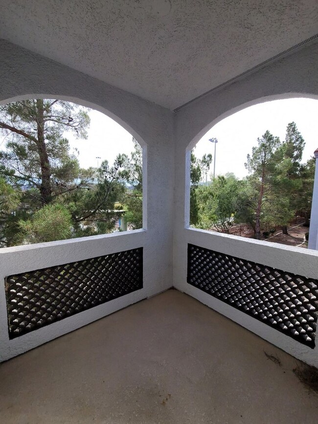 Building Photo - Gorgeous Henderson Condo with garage!