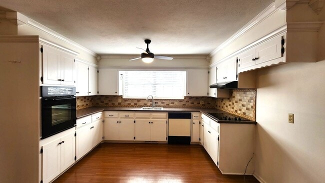 Building Photo - Beautiful 3 Bed 2 Bath Corner Lot