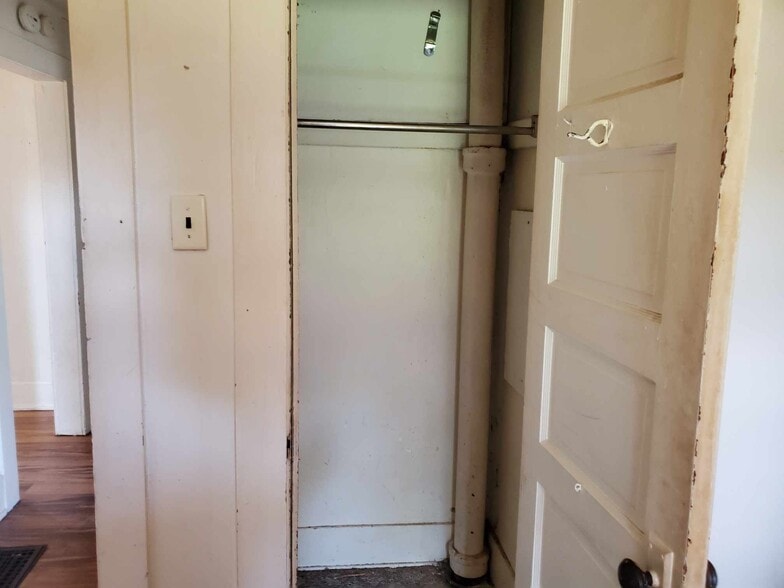 Building Photo - 1305 E Lawrence St