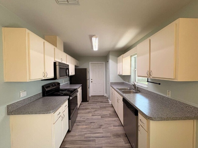 Building Photo - Charming Rental Home in Northwest Ocala – Comfort, Convenience & Value!