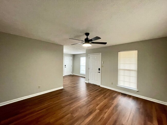Building Photo - Move In Special : 1st Month Rent Only $644.50 !
