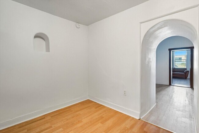 Building Photo - 837 S 8th Ave